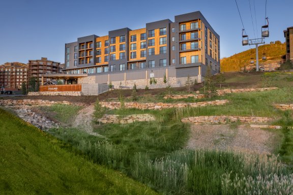 YOTELPAD Park City - Exterior view of the hotel during summer